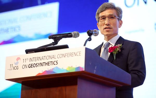 Chungsik Yoo speaks at the GeoAmericas Conference.jpg