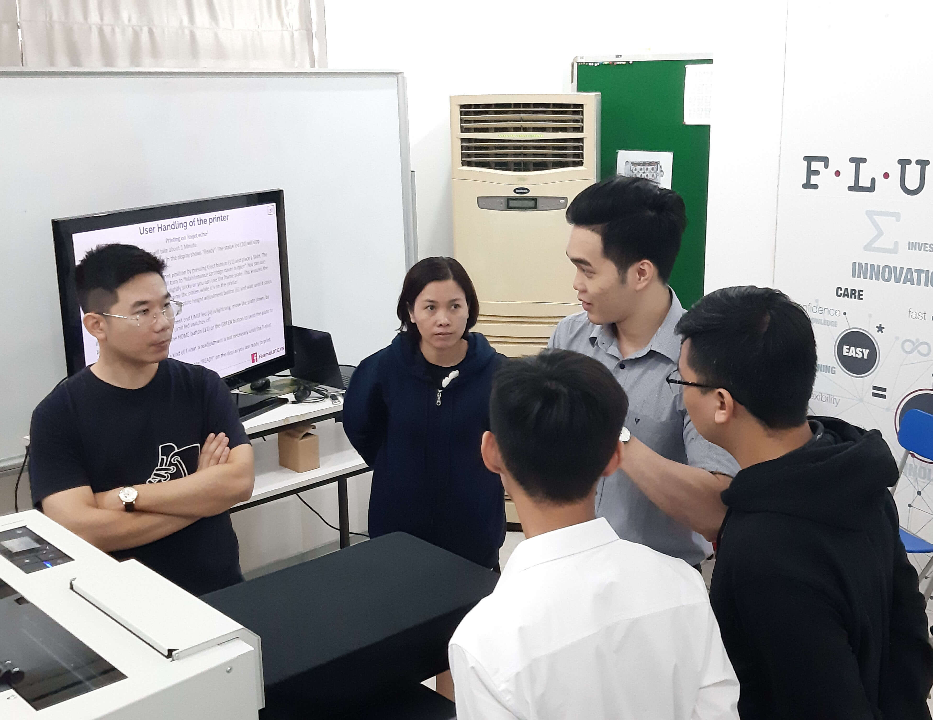 Fluxmall DTG's sales account executive , Pham Dang, shares his expertise with MessUp employees.jpg (1)