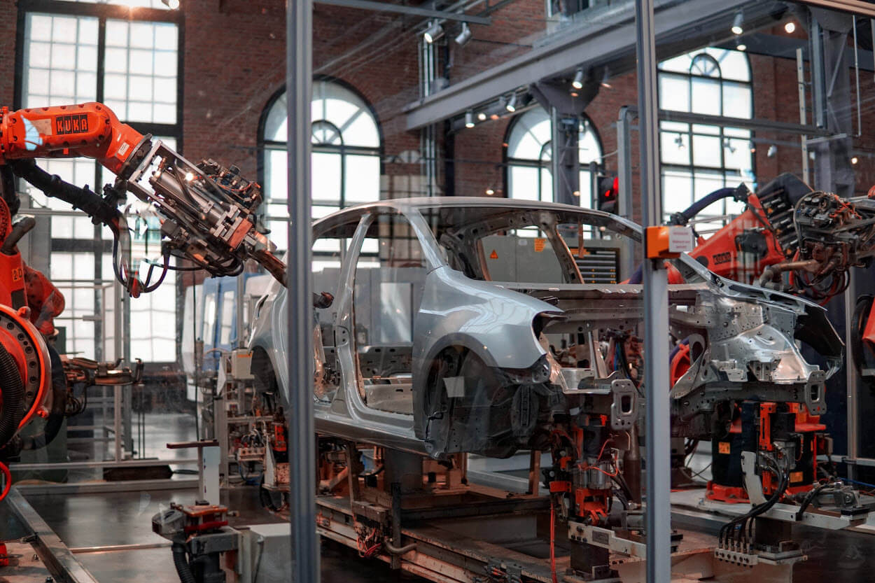 Car manufacturers tend to outsource manufacturing capabilities and handle final assembly themselves.jpg