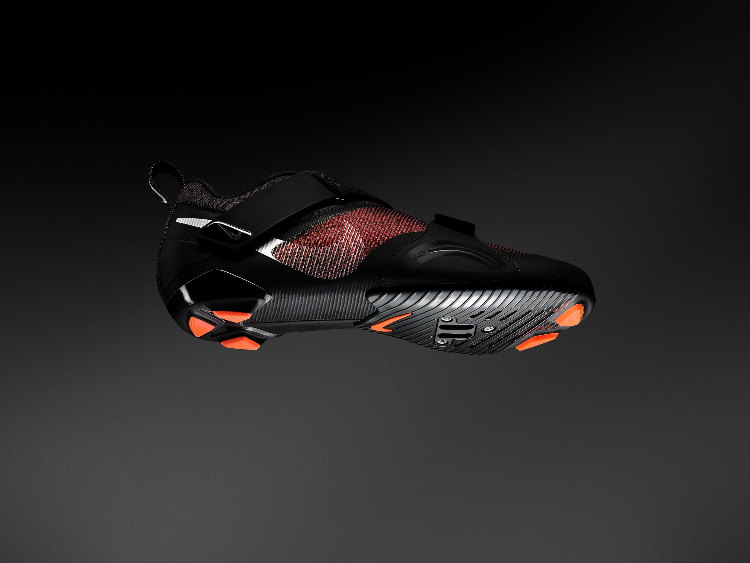 A support arc on the shoe’s medial side helps keep feet secured.jpg