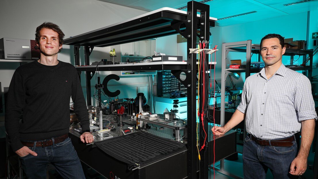 Professor Fabien Sorin (right) and doctoral assistant Andreas Leber (left).jpg