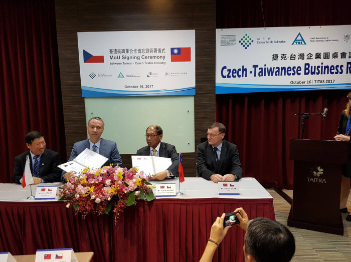 Taiwanese And Czech Textile Representatives Sign The Mo U At The Business Roundtable