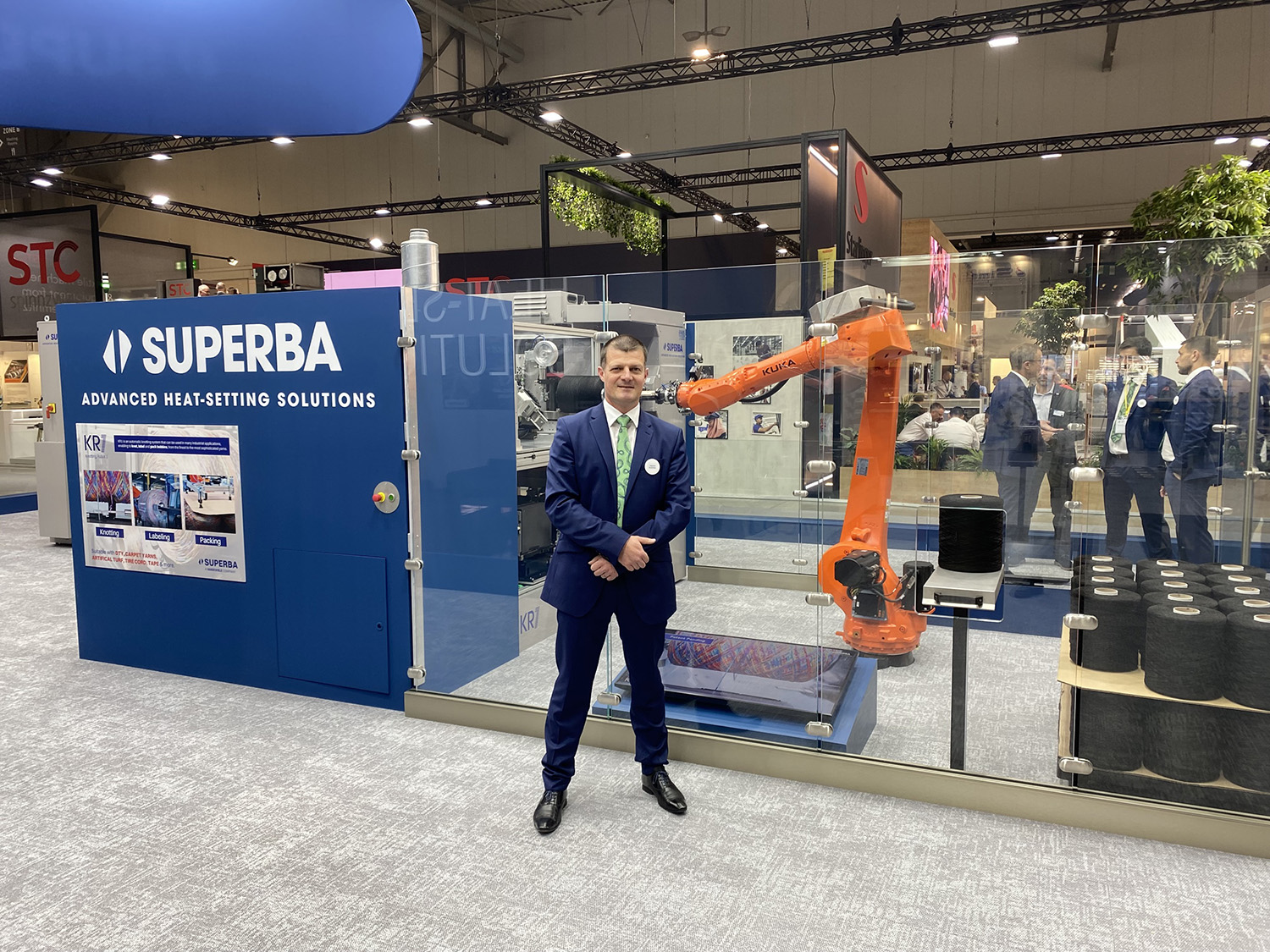 Automatic knotting device for bobbins