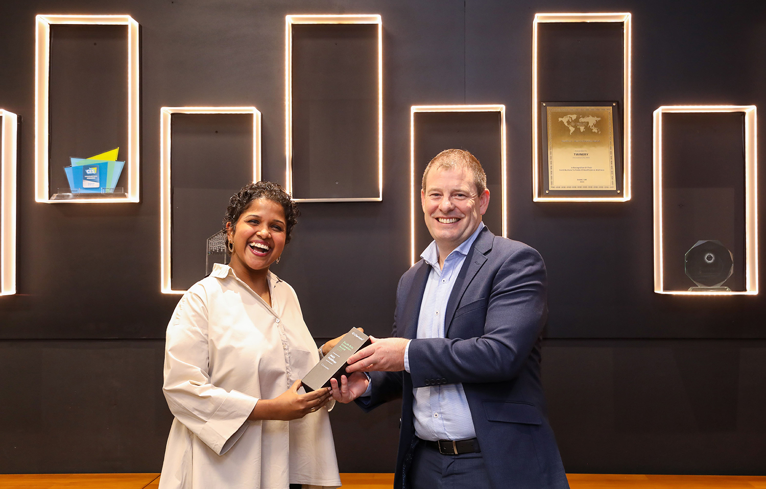 Clarivate's Nicholas Mason - Head of Intellectual Property Markets - South Asia Pacific, hands over the 2023 Clarivate South Asia Innovation Award to Dineli Jayasekera -Head of Human Resources of Twinery